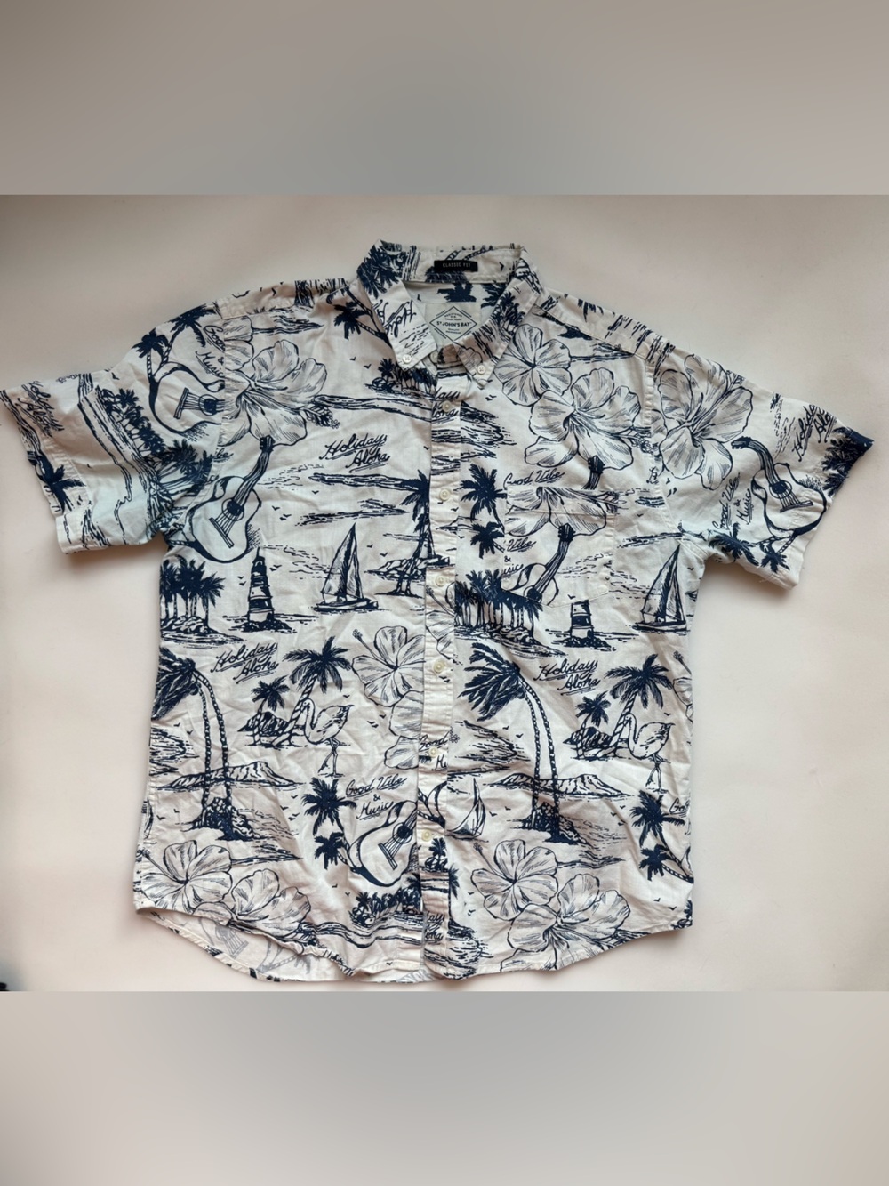 St. John’s Bay White and Navy Blue Hawaiian Button-Down Size Large
